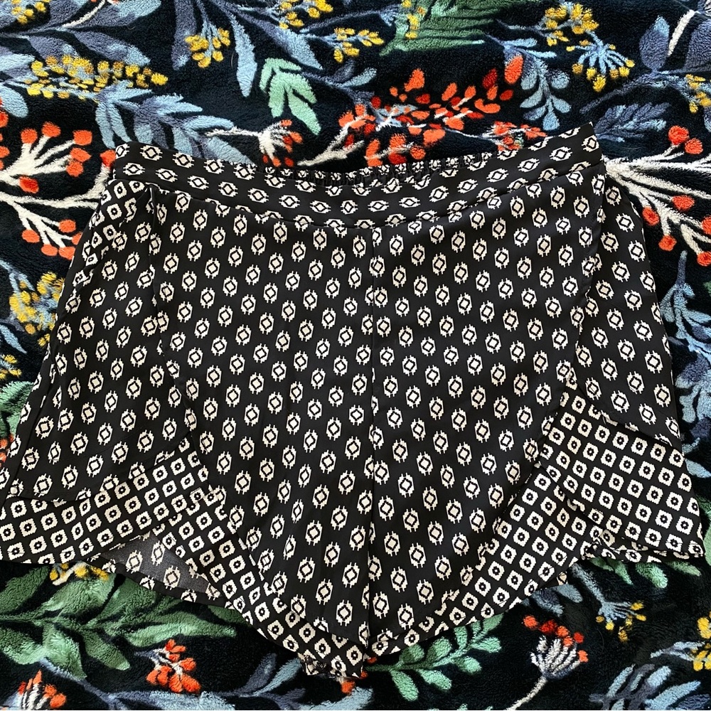 Xhileration Sz L Black & White Printed Elastic Waist Shorts EUC